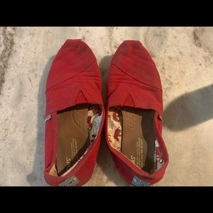 Woman’s red toms